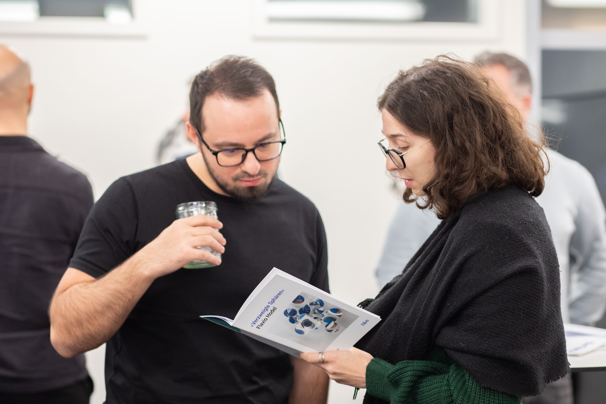 a@w_zürich_zwei_personen_betrachten_heft a@w_zürich_zwei_personen_betrachten_heft