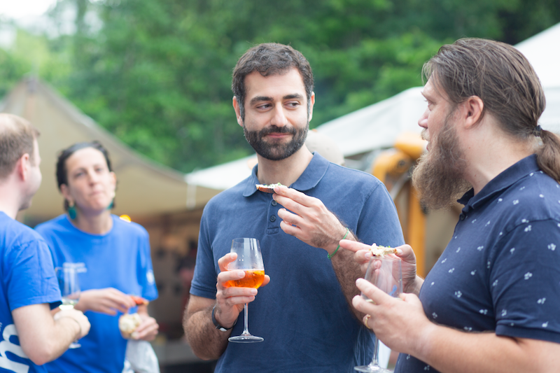 Menschen unterhalten sich bei Apero Menschen unterhalten sich bei Apero