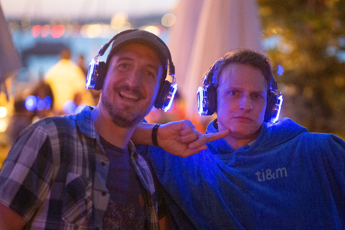 Zwei Männer mit Kopfhörern am Abend Zwei Männer mit Kopfhörern am Abend