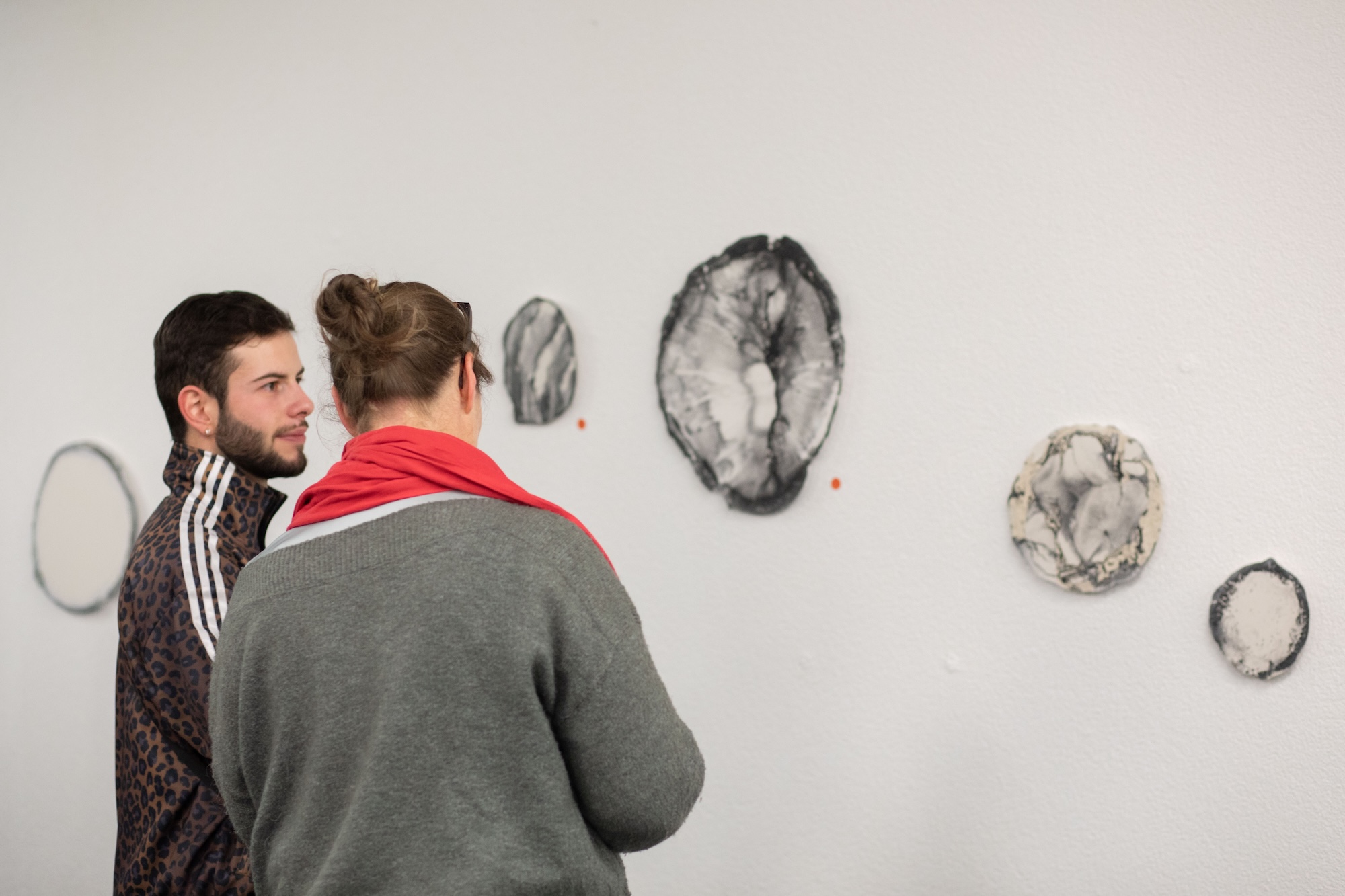 a@w_zürich_zwei_personen_betrachten_abstrakte_kunst a@w_zürich_zwei_personen_betrachten_abstrakte_kunst