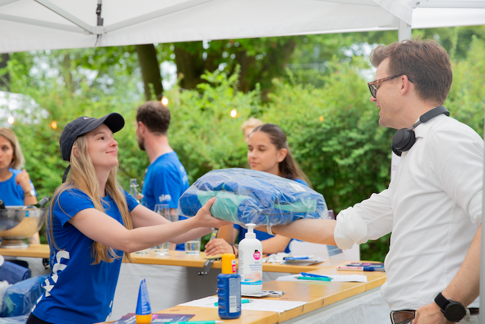 Übergabe von Ponchos Übergabe von Ponchos