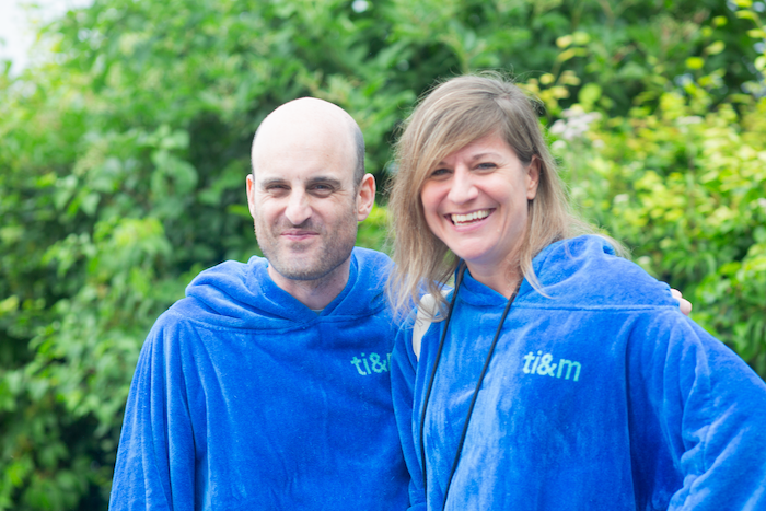 Zwei Menschen in blauen Ponchos Zwei Menschen in blauen Ponchos