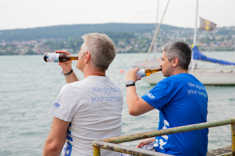 Zwei Männer trinken Bier am Zürichsee Zwei Männer trinken Bier am Zürichsee