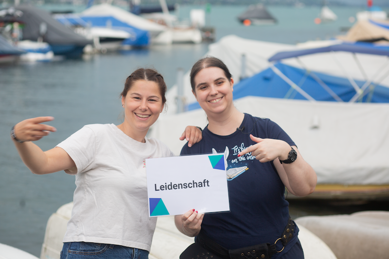 Zwei Frauen halten Schild mit Aufschrift Leidenschaft Zwei Frauen halten Schild mit Aufschrift Leidenschaft