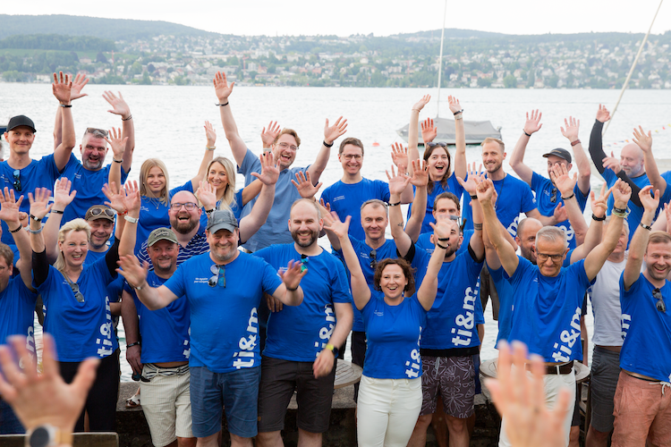 Gruppe jubelt am Zürichsee Gruppe jubelt am Zürichsee