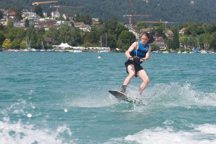 Person wakeboardet auf dem Zürichsee Person wakeboardet auf dem Zürichsee