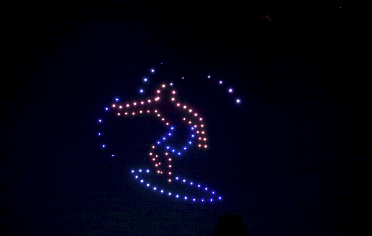 Drohnenshow Surfer bei Nacht Drohnenshow Surfer bei Nacht