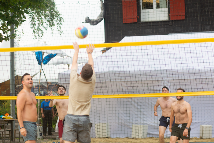 Menschen spielen Beachvolleyball Menschen spielen Beachvolleyball