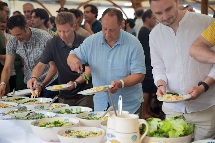 Menschen schöpfen Salat am Buffet Menschen schöpfen Salat am Buffet